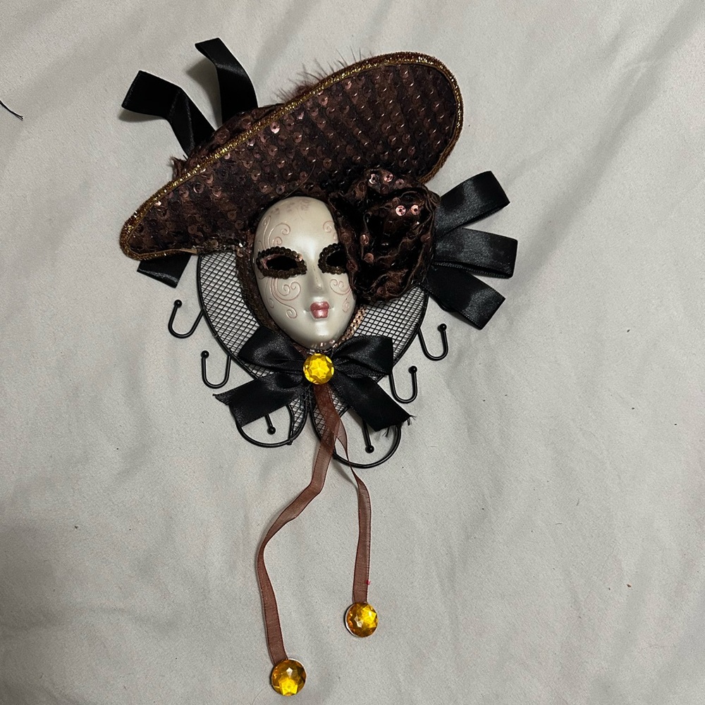Elegant Brown and Black Mask Hook